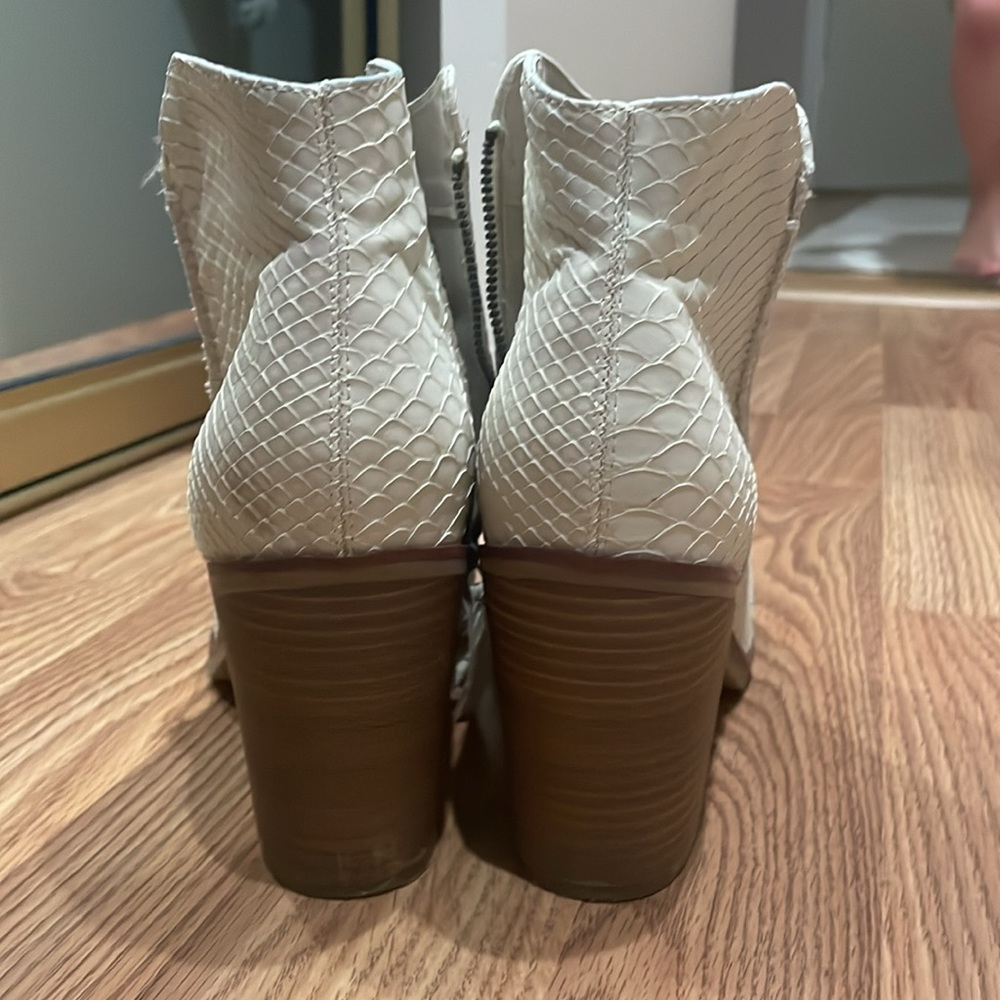 Short boot cream color with tan brown sole size 8.5 women alligator, pattern, - Picture 3 of 6